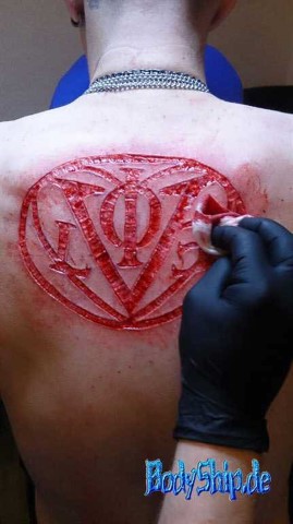 Rücken Skarifikation - Cutting, Implantate, Beadings Zungenspaltung sowie Piercing Ausbildung, Piercer werden, Piercing Kurs, Piercer Seminar und Bodymods lernen auf piercen-lernen.de #modsbyben 