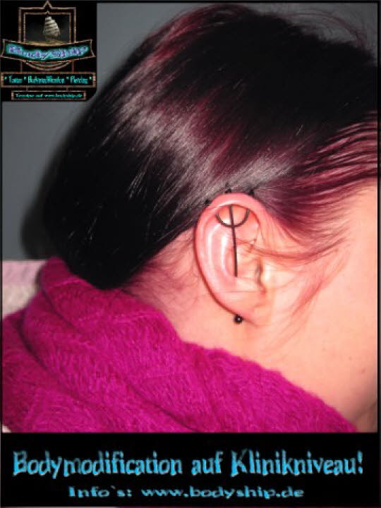 Dreizack black Schwarz Helix Piercing  - Dozent Ben Lucht -professionell bodymodification und piercen-lernen