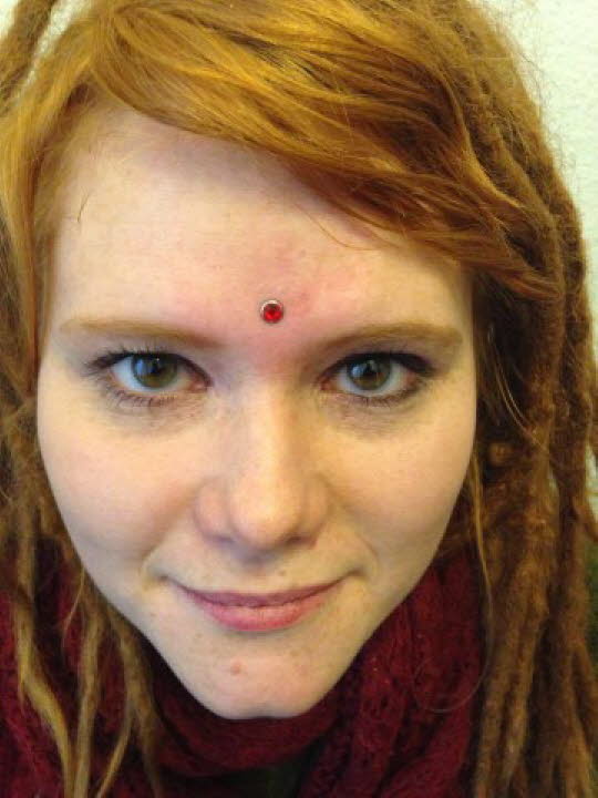 Microdermal Stirn Hindu - Dozent Ben Lucht -professionell bodymodification und piercen-lernen