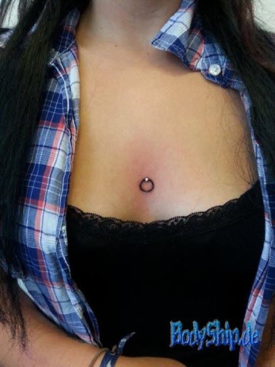Slave Dermal Anchor Dekolette - Dozent Ben Lucht -professionell bodymodification und piercen-lernen