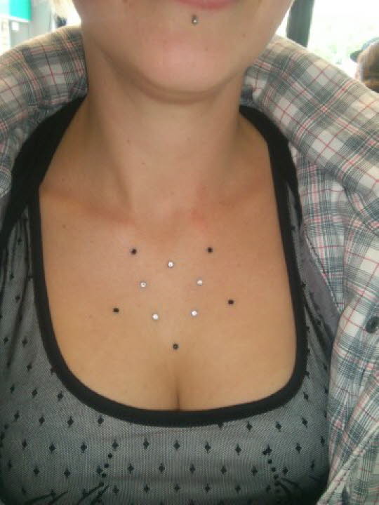 Stern Dermalanchor Dekolette  - Dozent Ben Lucht -professionell bodymodification und piercen-lernen