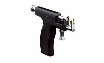 Ohrloch Pistole piercen lernen und Piercer werden in der Piercing Ausbildung auf piercen-lernen.de oder piercerfernschule.de I #modsbyben